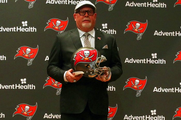 Arians-Bruce-Bucs-helmet-presser.jpg