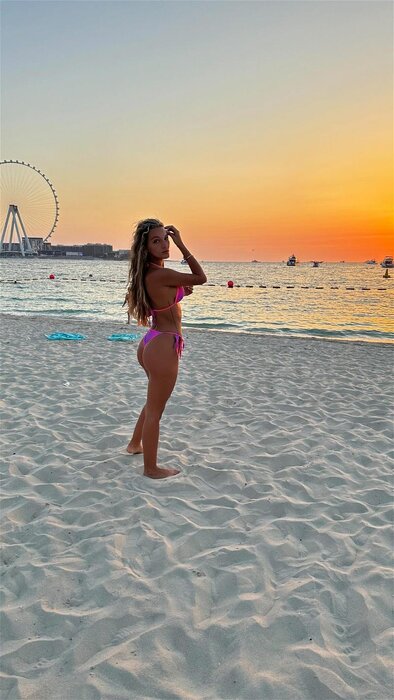 Beaux-Raymond-Hits-The-Beach-At-Sunset-In-A-Pink-Bikini-1152x2048.jpg