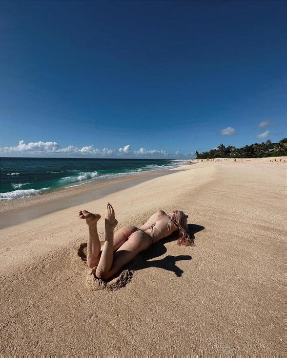 Brittan-Byrd-Rolls-Around-In-The-Sand-In-Her-Little-Bikini-1229x1536.jpg