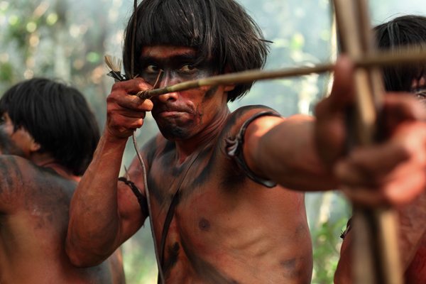 Cannibal-tribes-men-fight-off-intruders-in-The-Green-Inferno.jpg
