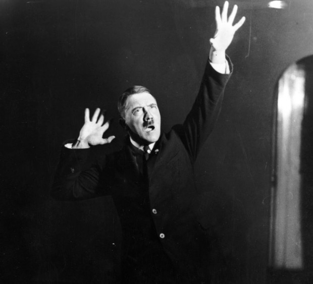 Hitler-rehearsing-his-public-speeches-in-front-of-the-mirror-91-620x.jpg
